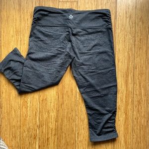 Cropped leggings with ruching details